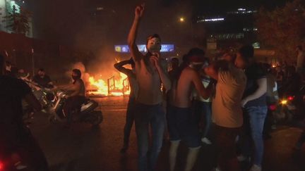 près des émeutes&nbsp;dans la nuit de jeudi à vendredi, les manifestations continuent pour réclamer la démission du gouvernement libanais.
 (France 24)