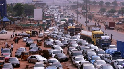 A Abuja, capitale du Nigeria, une partie de la population quitte la ville et le confinement imposé par les autorités. Certains préfèrent se réfugier à la campagne dans leur village d'origine. Photo prise le 30 mars 2020.
 (REUTERS/Afolabi Sotunde)