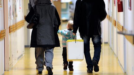 Des parents marchent avec leur enfant dans les couloirs de l'h&ocirc;pital Jeanne de Flandre, &agrave; Lille (Nord), le 30 janvier 2014.&nbsp; (PHILIPPE HUGUEN / AFP)