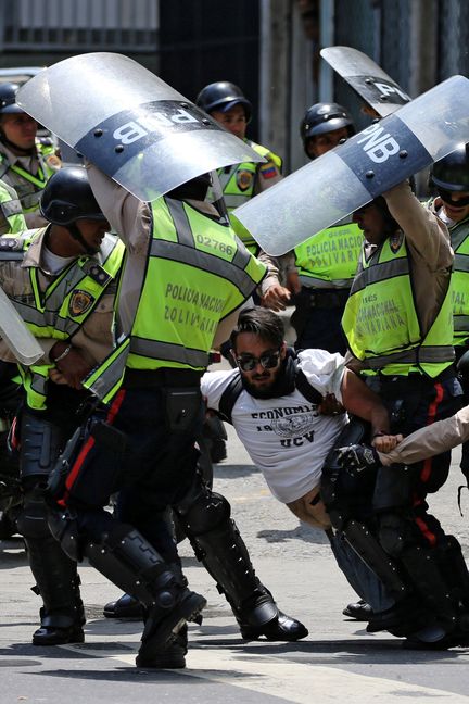 Un homme se fait arrêter par la police durant une manifestation contre le président Maduro à Caracas au Venezuela, le 10 avril 2017 (CARLOS GARCIA RAWLINS / REUTERS)