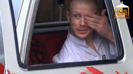 Capture d'&eacute;cran d'une vid&eacute;o post&eacute;e le 4 juin 2014,&nbsp;sur un site officiel des talibans, montrant le sergent Bowe Bergdahl en Afghanistan&nbsp;avant d'&ecirc;tre confi&eacute; aux forces sp&eacute;ciales am&eacute;ricaines. (AFP / AL-EMARA)