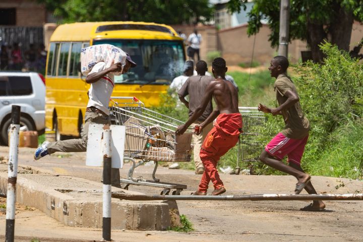 Scène de pillage&nbsp; à Bulawayo le 14 janvier 2019. (ZINYANGE AUNTONY / AFP)