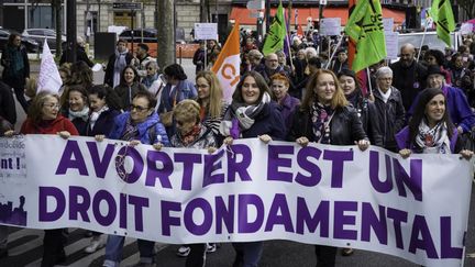 Cinquante ans après la loi Veil sur l'IVG, des personnalités politiques et artistiques appellent à réhabiliter les femmes condamnées pour avoir avorté avant 1975