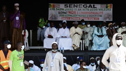 "Le Sénégal dit non à l'homosexualité", peut-on lire sur une banderolle déployée lors d'un rassemblement à Dakar d'associations religieuses sénégalaises, le 23 mai 2021. (SEYLLOU / AFP)