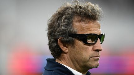 Fabien Galthié, le sélectionneur&nbsp;du XV de France sur la pelouse du Stade de France avant le match face à l'Argentine, le samedi 6 novembre 2021. (FRANCK FIFE / AFP)