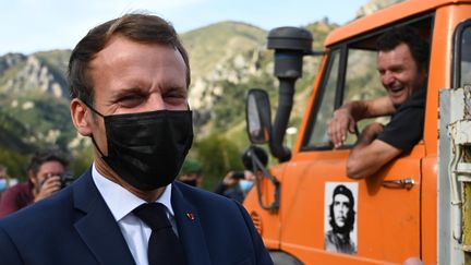 Emmanuel Macron dans les Alpes-Maritimes le 7 octobre 2020 lors d'un déplacement auprès des sinistrés des intempéries du 2 octobre. (CHRISTOPHE SIMON / POOL)