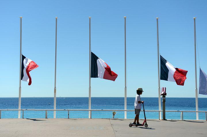 Les drapeaux en berne sur la Promenade des Anglais, à Nice, le 16 juillet 2016, soit deux jours après l'attaque terroriste qui a coûté la vie à 86 personnes.
 (ANDREAS GEBERT / DPA)