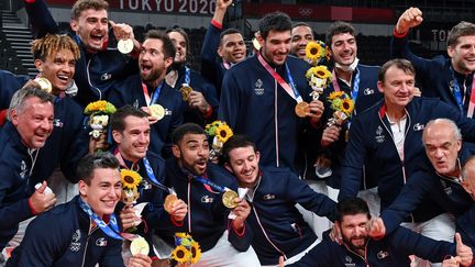 L'équipe de France de volleyball pose avec leur médaille d'or aux Jeux olympiques de Tokyo le 8 août 2021. (YURI CORTEZ / AFP)