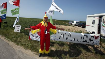 Une autre figure des fanatiques du Tour a encore r&eacute;pondu &agrave; l'appel de la Grande boucle. Comme chaque ann&eacute;e depuis 11 ans, Jojo le coq, galinac&eacute; venu de Vend&eacute;e,&nbsp;a acclam&eacute; les coureurs en hurlant "Cocorico" le 9 juillet, lors de l'&eacute;tape reliant&nbsp;Abbeville au Havre. ( ERIC GAILLARD / REUTERS)