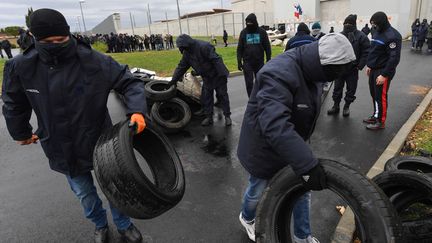 Manifestation devant la prison de Béziers (Hérault), le 26 janvier 2018. (PASCAL GUYOT / AFP)