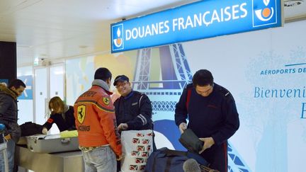 Les douanes fran&ccedil;aises ont saisie&nbsp;103 millions d'euros en argent liquide au premier trimestre 2013. (MIGUEL MEDINA / AFP)