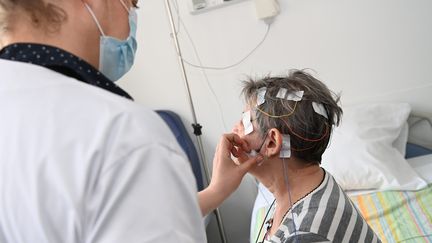 For an in-depth study of your sleep, it is better to consult your doctor who can direct you to a sleep study center, like here in Saint-Etienne where a patient is equipped with different sensors throughout the night.  (YVES SALVAT / MAXPPP)