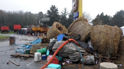 Des agriculteurs ont déversé des détritus devant un supermarché près de Quimper (Finistère), le 2 février 2016. (FRED TANNEAU / AFP)