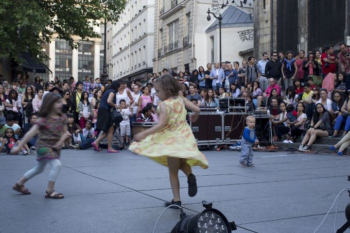 Des enfants dansent lors de la 33e fête de la musique à Paris, le 21 juin 2014
 (KENZO TRIBOUILLARD / AFP)