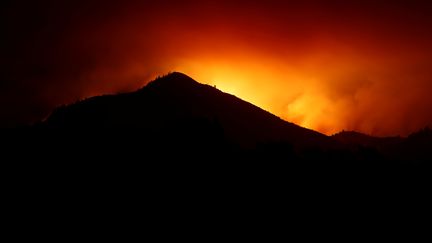 La silhouette d'une colline devant un incendie&nbsp;dans la région de&nbsp;Kenwood, en Californie, le 10 octobre 2017. (STEPHEN LAM / REUTERS)