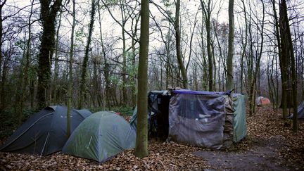 Campement de sans-abri dans le bois de Vincennes, en 2008. (STEPHANE DE SAKUTIN / AFP)