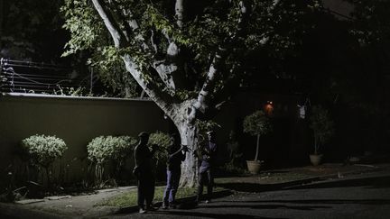 Un groupe joue des chants de Noël à Johannesburg (Afrique du Sud), au milieu d'une énième paralysante panne d'électricité, le 20 décembre 2022. (MARCO LONGARI / AFP)