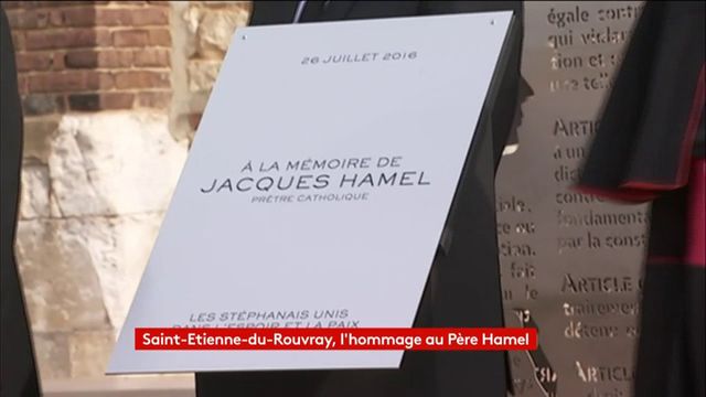 #SaintEtienneDuRouvray Emmanuel Macron dévoile la stèle à la mémoire du père Hamel