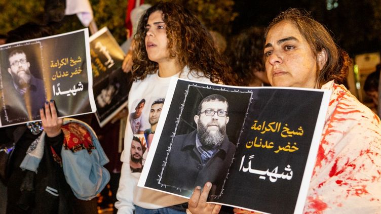 Demonstrators hold up the portrait of Khader Adnane, the activist who died in prison, on May 2, 2023 in Haifa (Israel).  (MATI MILSTEIN / NURPHOTO / AFP)