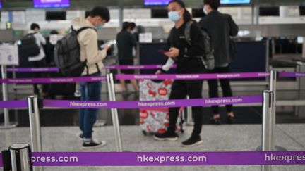 Passagers à l'aéroport international d'Hong Kong, le 28 décembre 2022. (PETER PARKS / AFP)