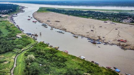 A Leticia, en Colombie, de nombreux petits bateaux sont échoués et de grandes îles de terre et d'herbe sont mises à nu par le bas niveau de l'eau, le 14 septembre 2024. (SANTIAGO RUIZ / AFP)