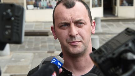 Franck Lavier s'adresse à la presse lors d'une audience à la cour d'assises des mineurs de Rennes, le 1er juin 2015. (DAMIEN MEYER / AFP)