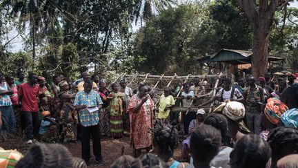 La préfète de Mbomou rencontre des familles déplacées dans la banlieue de Bangassou, à l'est de Bangui, le 3 février 2021. (ALEXIS HUGUET / AFP)