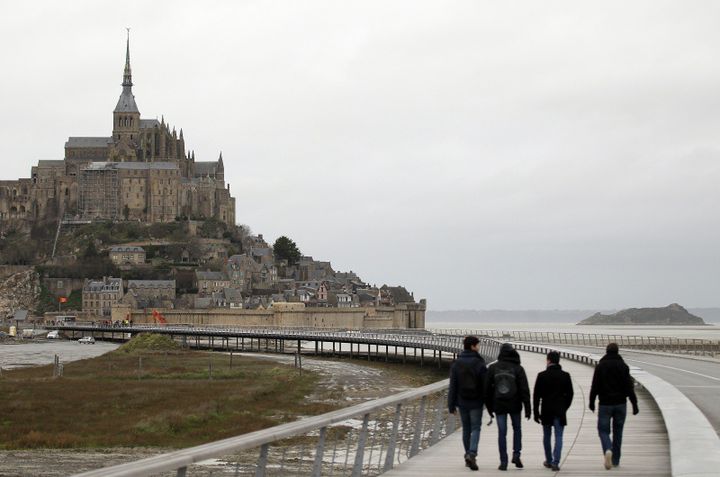 Le rocher en perspective, depuis le nouveau pont-passerelle, ce 12 décembre 2014.
 (CHARLY TRIBALLEAU / AFP)