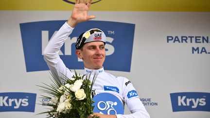 Tadej Pogacar et son maillot blanc sur le podium du Tour de France à Combloux, le 18 juillet 2023. (MARCO BERTORELLO / AFP)