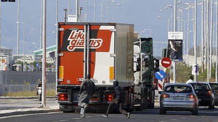 Grèce : les migrants de Patras tentent le voyage vers l'Italie sous des camions 