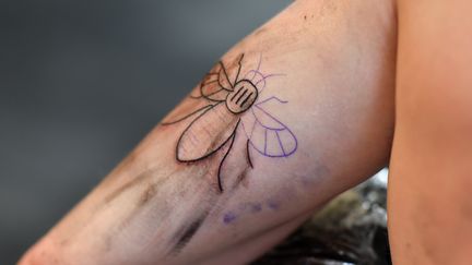 Un tatouage d'abeille photographié dans le salon&nbsp;Tattitude de la ville de Manchester (Royaume-Uni) vendredi 26 mai 2017. (BEN STANSALL / AFP)