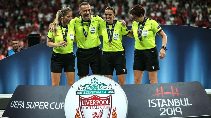 Stéphanie Frappart et ses assistants prennent la pose après la victoire de Liverpool contre Chelsea lors de la Supercoupe d'Europe, à Istanbul (Turquie), le 15 août 2019. (SEBNEM COSKUN / ANADOLU AGENCY / AFP)