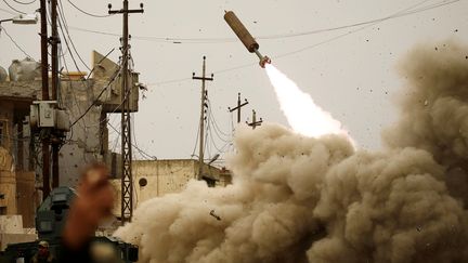 Pour faire reculer l'EI, les forces de la division de réaction rapide irakienne&nbsp;font usage&nbsp;de missiles, comme ici, à Mossoul (Irak), le 11 mars 2017.&nbsp;Le 9 mai, la zone industrielle nord de Mossoul est libérée. (THAIER AL-SUDANI / REUTERS)