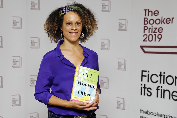 Bernardine Evaristo remporte le Booker Prize, le 14 octobre 2019 à Londres pour "Girl, Woman, Other" (TOLGA AKMEN / AFP)