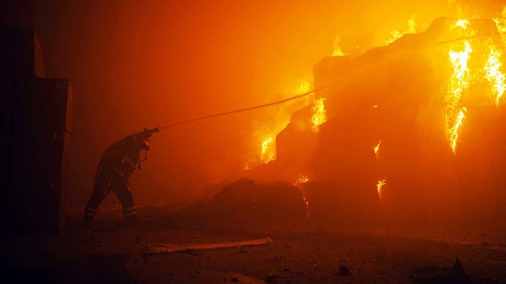 Un pompier lutte contre l'incendie causé par une attaque de drones contre Kiev (Ukraine), le 28 mai 2023. (PAVLO PETROV / SECOURS UKRAINIENS / AFP)