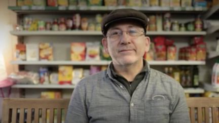 Il y a quatre ans, Franck&nbsp;Monnoury&nbsp;a décidé de changer de vie.&nbsp;Il quitte la région parisienne et le graphisme pour ouvrir une épicerie dans un village de l'Allier.&nbsp;Portrait.&nbsp; (France Info)