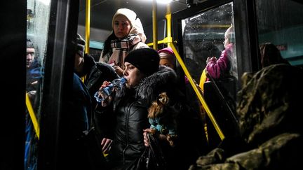 Des civils évacués d'Enerhoda arrivent à Zaporijia, en Ukraine,&nbsp;mercredi 9 mars 2022. (STRINGER / ANADOLU AGENCY / AFP)