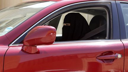 Une femme conduit sa voiture (ill&eacute;galement) en Arabie saoudite, le 22 octobre 2013. (FAISAL NASSER / REUTERS)