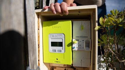 Un compteur intelligent Linky à Kerlouan (Finistère), le 16 octobre 2023. (VINCENT FEURAY / HANS LUCAS / AFP)