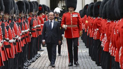 Le pr&eacute;sident fran&ccedil;ais Fran&ccedil;ois Hollande passe en revue la "Guard of Honour" &agrave; Londres (Royaume-Uni), le 10 juillet 2012. (REUTERS)