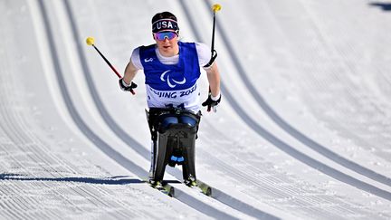 Kendall Gretsch, championne paralympique de biathlon moyenne distance lors des Jeux paralympiques de Pékin, le 8 mars 2022. (LILLIAN SUWANRUMPHA / AFP)