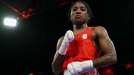 La boxeuse Cindy Ngamba, première médaillée de l'histoire de l'équipe olympique des réfugiés, après sa qualification en demi-finales des JO à l'Arena Paris Nord, le 4 août 2024. (MOHD RASFAN / AFP)