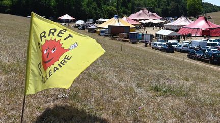 Le festival les Bure'lesques des opposants au projet d'enfouissement des déchets à Bure, le 6 août 2022, à Hévilliers. (JEAN-CHRISTOPHE VERHAEGEN / AFP)