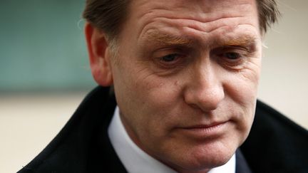 Le d&eacute;put&eacute; britannique Eric Joyce, le 22 f&eacute;vrier 2012, &agrave; sa sortie d'un tribunal de Londres&nbsp;o&ugrave; il comparaissait pour une bagarre dans un bar du Parlement. (JUSTIN TALLIS / AFP)