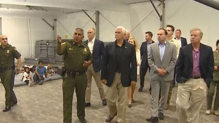 Capture écran de la vidéo Youtube de CBS Evening news de la visite de Mike Pence dans un centre de migrants, le 13 juillet 2019. (CBS EVENING NEWS/YOUTUBE)