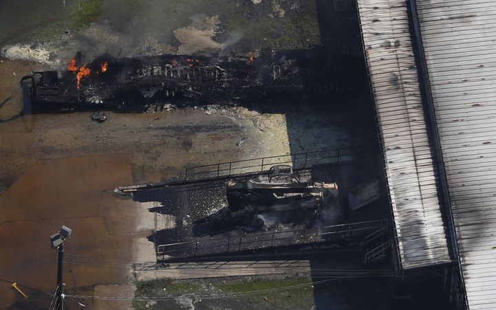 Le feu brûle dans&nbsp;une usine de produits chimiques près de Crosby (Texas), le 31 août 2017. (ADREES LATIF / REUTERS)