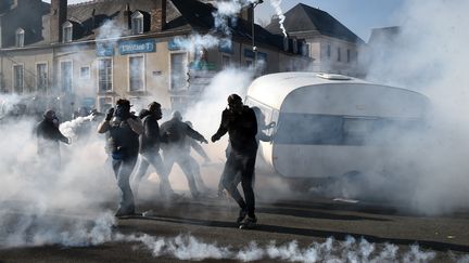 Des affrontements entre forains et forces de l'ordre, au Mans (Sarthe), lundi 25 mars 2019. (JEAN-FRANCOIS MONIER / AFP)