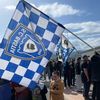 Des supporters du Sporting Club de Bastia réunis devant le stade de Furiani, venus saluer leurs joueurs suite à la promotion en Ligue 2, le 30 avril 2021. (Clément Pons)