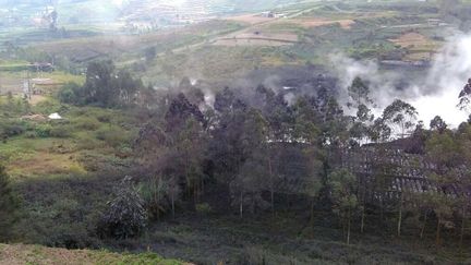 Panique en Indonésie, un volcan crache lave, fumée et boue