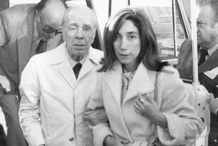 L'écrivain argentin Jorge Luis Borges et sa compagne Maria Kodama, à Madrid (Espagne), en octobre 2012. (AP / SIPA)